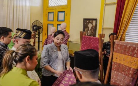 Airin Rico Waas hadiri pembukaan Pembinaan Wastra Warna Alam Tenun Songket Melayu