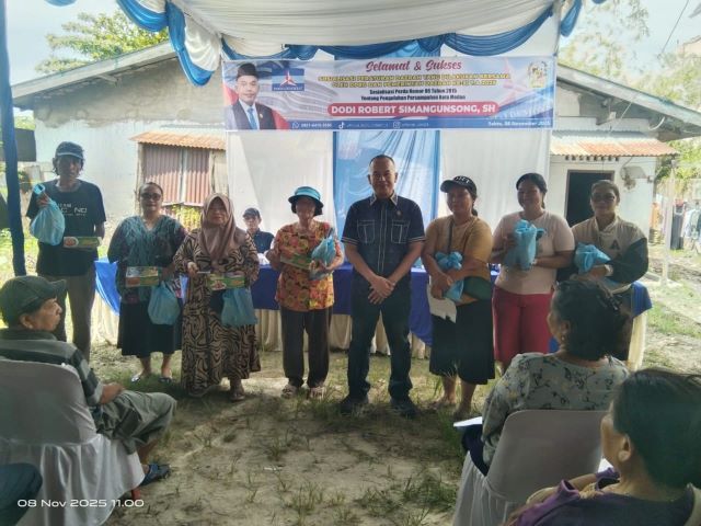 Anggota DPRD Medan, Dodi Robert Simangunsong, foto bersama usai gelaran Sosper XI TA 2025 di Medan Denai 1
