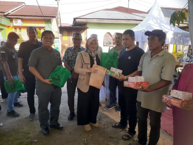 Anggota DPRD Medan Fraksi Hanura-PKB, Roma Uli Silalahi, berikan souvenir usai Sosper XI di Marelan