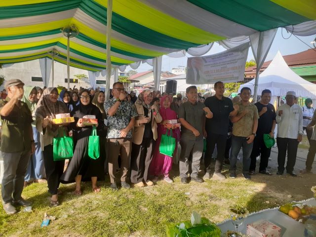 Anggota DPRD Medan Fraksi Hanura-PKB, Roma Uli Silalahi, foto bersama usai Sosper XI di Marelan 1