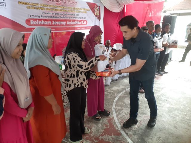 Anggota DPRD Medan Fraksi PSI, Reinhart Jeremy Anindhita, berikan souvenir usai Sosper XI di Medan Perjuangan