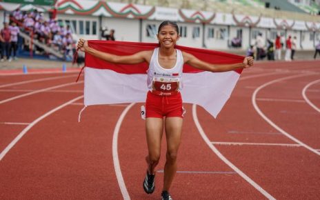 Atlet Indonesia, Keysa Sihotang, selebrasi usai meraih emas pada nomor halang rintang putri U-18