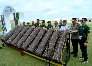 Gubernur Sumut, Bobby Nasution, pukul gordang ketika membuka Kejuaraan Atletik Asia Tenggara 2025