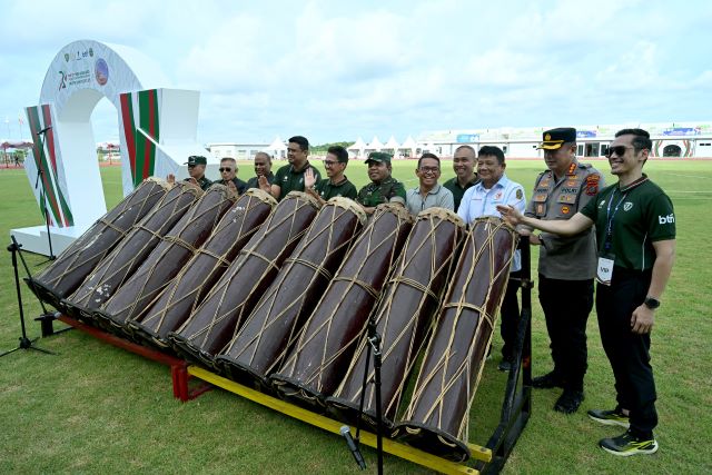 Gubernur Sumut, Bobby Nasution, pukul gordang ketika membuka Kejuaraan Atletik Asia Tenggara 2025