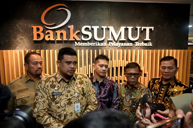 Gubernur Sumut, Bobby Nasution, beri keterangan usai RUPS LB Bank Sumut