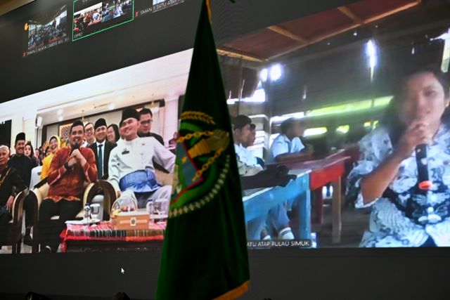 Gubernur Sumut, Bobby Nasution, dialog bersama Kepsek SMAN 1 Satu Atap Pulau Simuk, Nias Selatan