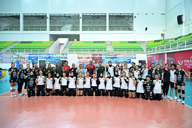 Gubernur Sumut, Bobby Nasution, foto bersama Timnas Voli Putri Sea Games 2025