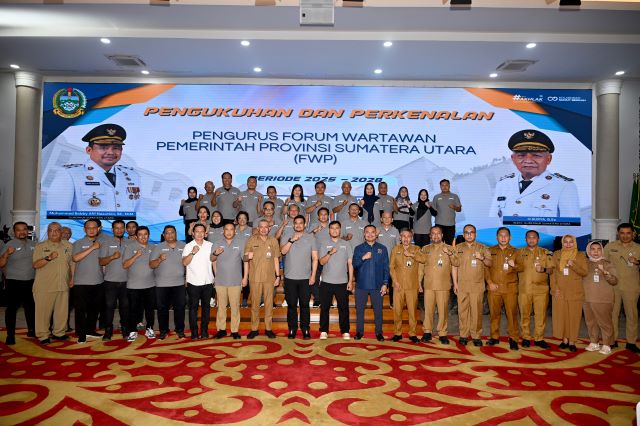 Gubernur Sumut, Bobby Nasution, foto bersama usai pengukuhan FWP