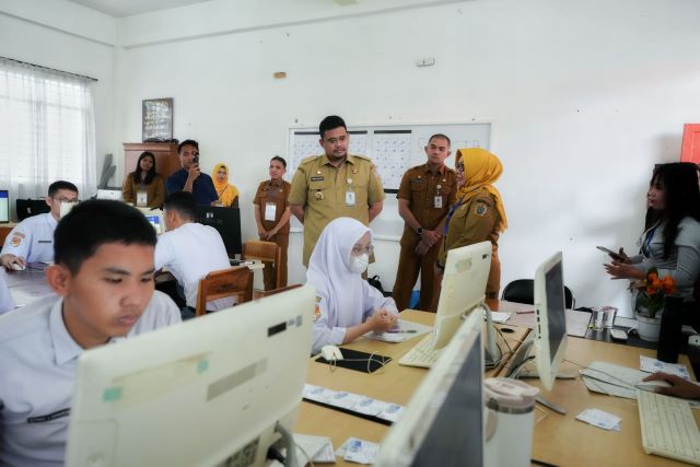 Gubernur Sumut, Bobby Nasution, montoring pelaksanaan TKA di SMAN 1 Medan