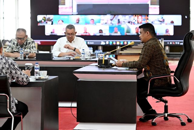 Gubernur Sumut, Bobby Nasution, pimpin rapat internal evaluasi SAKIP