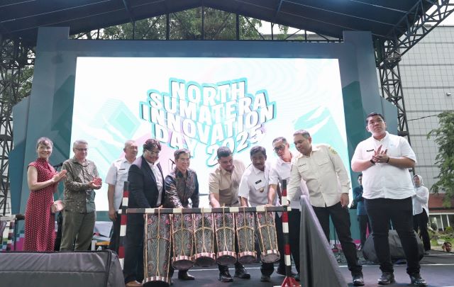 Gubernur Sumut, Bobby Nasution, pukul gendang saat membuka North Sumatera Inovation Day