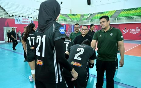 Gubernur Sumut, Bobby Nasution, salami para pemain Timnas Voli Putri Sea Games 2025