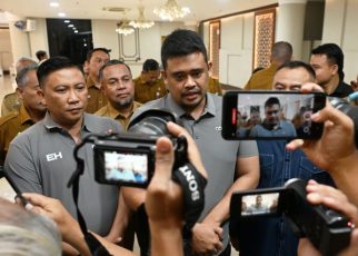 Kadis Kominfo Sumut, Erwin Hotmansah Harahap, bersama Gubernur