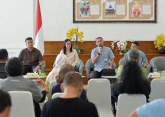 Kadis Pendidikan Sumut, Alexander Sinulingga beri keterangan kepada wartawan di Kantor Gubenur Sumut 1