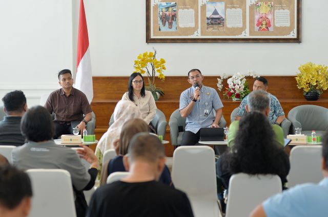 Kadis Pendidikan Sumut, Alexander Sinulingga beri keterangan kepada wartawan di Kantor Gubenur Sumut 1