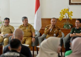 Kadispora Sumut, Mahfullah Daulay, beri keterangan kepada wartawan di Kantor Gubernur Sumut