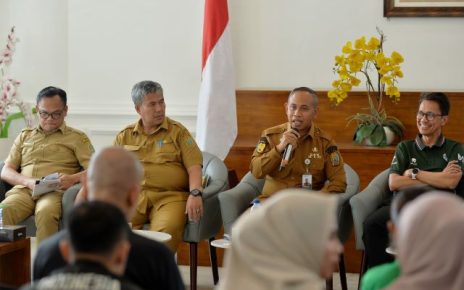 Kadispora Sumut, Mahfullah Daulay, beri keterangan kepada wartawan di Kantor Gubernur Sumut