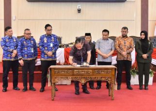 Ketua DPRD Kota Medan, Wong Chun Sen, tandatangani pengesahan Perda P2K