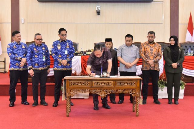 Ketua DPRD Kota Medan, Wong Chun Sen, tandatangani pengesahan Perda P2K