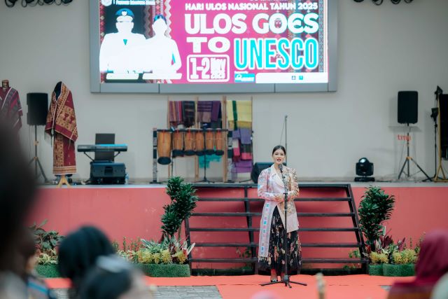 Ketua Dekranasda Sumut, Kahiyang Ayu, hadiri Peringatan Hari Ulos Nasional Tahun 2025 di Anjungan Sumut, TMII Jakarta