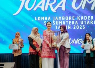 Ketua TP PKK Sumut, Kahiyang Ayu, serahkan piala bergilir kepada Kota Tanjungbalai sebagai juara umum Jambore PKK Sumut 2025