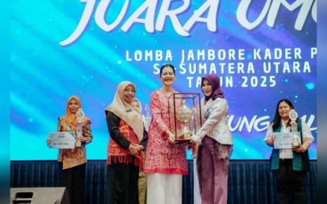 Ketua TP PKK Sumut, Kahiyang Ayu, serahkan piala bergilir kepada Kota Tanjungbalai sebagai juara umum Jambore PKK Sumut 2025