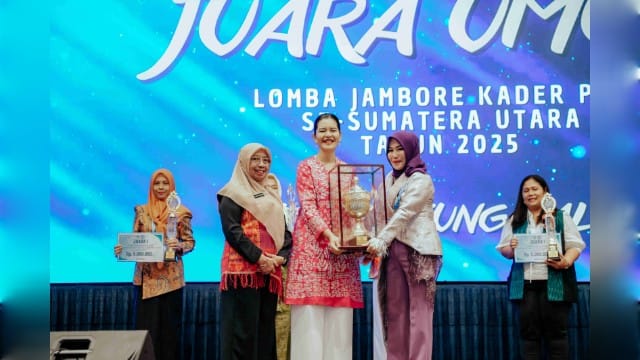 Ketua TP PKK Sumut, Kahiyang Ayu, serahkan piala bergilir kepada Kota Tanjungbalai sebagai juara umum Jambore PKK Sumut 2025