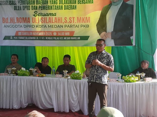 Ketua ZR Center, Zulkarnain, pada Sosper XI anggota DPRD Medan Fraksi Hanura-PKB, Roma Uli Silalahi, di Marelan