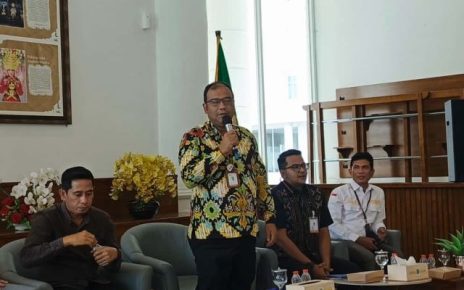 Pemimpin Divisi Ritel Bank Sumut, Gama Cherry Al Halim, pada konferensi pers di Kantor Gubernur Sumut