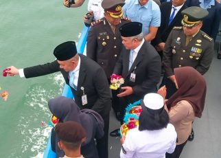 Pj Sekdaprov Sumut, Sulaiman Harahap, tabur bunga Belawan pada Hari Pahlawan 2025