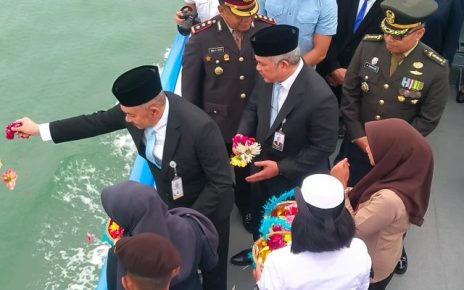 Pj Sekdaprov Sumut, Sulaiman Harahap, tabur bunga Belawan pada Hari Pahlawan 2025