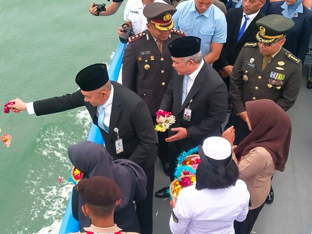 Pj Sekdaprov Sumut, Sulaiman Harahap, tabur bunga Belawan pada Hari Pahlawan 2025