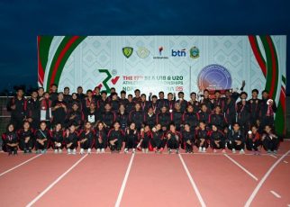 Tim Atletik Indonesia foto bersama usai menjadi juara umum U18 & U20 Asia Tenggara