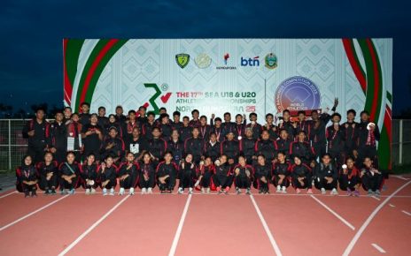 Tim Atletik Indonesia foto bersama usai menjadi juara umum U18 & U20 Asia Tenggara