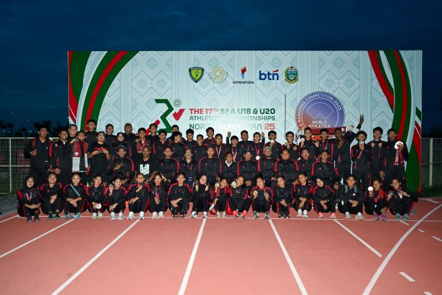 Tim Atletik Indonesia foto bersama usai menjadi juara umum U18 & U20 Asia Tenggara