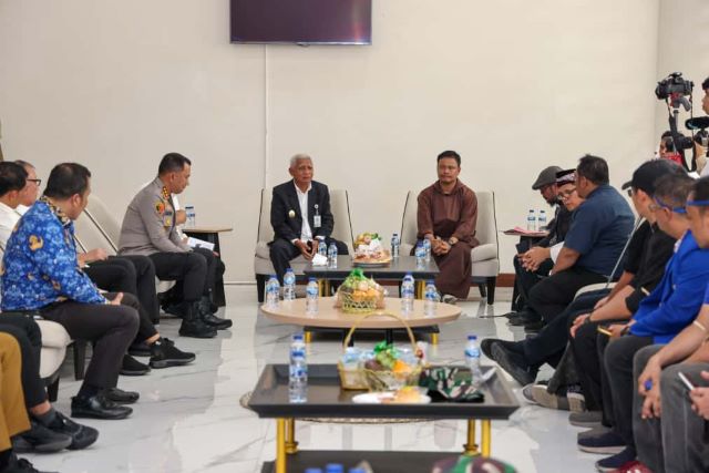 Wakil Gubernur Sumut, Surya & Sekdaprov menerima perwakilan masyarakat Desa Sihaporas