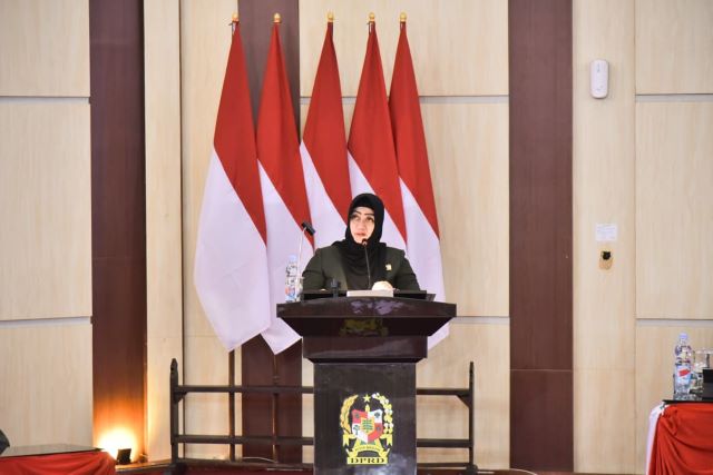 Wakil Ketua Pansus, Lailatul Badri, sampaikan hasil pembahasan Pansus pada paripurna pengesahan Perda P2K