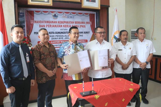 Wali Kota Gunungsitoli, Sowa’a Laoli & Direktur Bisnis-Syariah Bank Sumut, Syafrizalsyah, teken MoU pengelolaan dana BOS, JKN dan Dana Opsen (1)