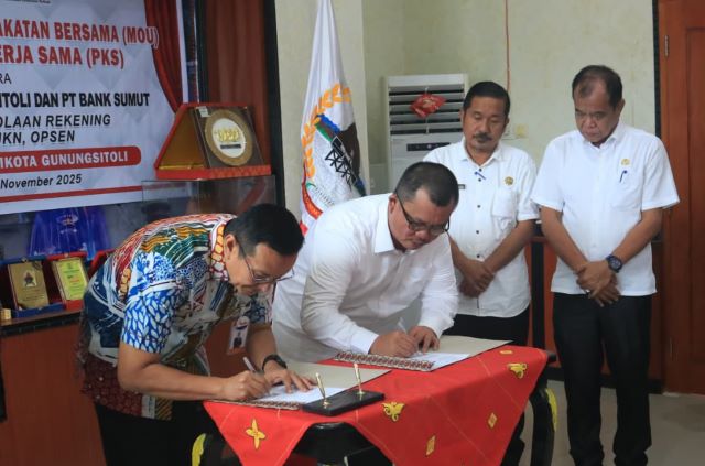 Wali Kota Gunungsitoli, Sowa’a Laoli & Direktur Bisnis-Syariah Bank Sumut, Syafrizalsyah, teken MoU pengelolaan dana BOS, JKN dan Dana Opsen