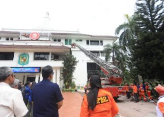 Wali Kota Medan, Rico Tri Putra Bayu Waas, pada simulasi gempa bumi di Bala Kota Medan