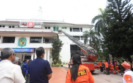 Wali Kota Medan, Rico Tri Putra Bayu Waas, pada simulasi gempa bumi di Bala Kota Medan