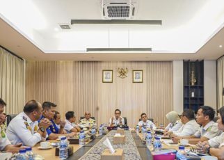 Wali Kota Medan, Rico Tri Putra Bayu Waas, pimpin rapat bersama OPD terkait penegakan Perda