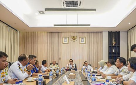 Wali Kota Medan, Rico Tri Putra Bayu Waas, pimpin rapat bersama OPD terkait penegakan Perda