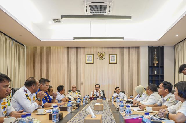 Wali Kota Medan, Rico Tri Putra Bayu Waas, pimpin rapat bersama OPD terkait penegakan Perda