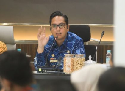 Wali Kota Medan, Rico Tri Putra Bayu Waas, pimpin rapat target PAD 1