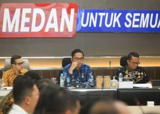 Wali Kota Medan, Rico Tri Putra Bayu Waas, pimpin rapat target PAD