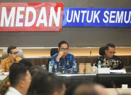 Wali Kota Medan, Rico Tri Putra Bayu Waas, pimpin rapat target PAD