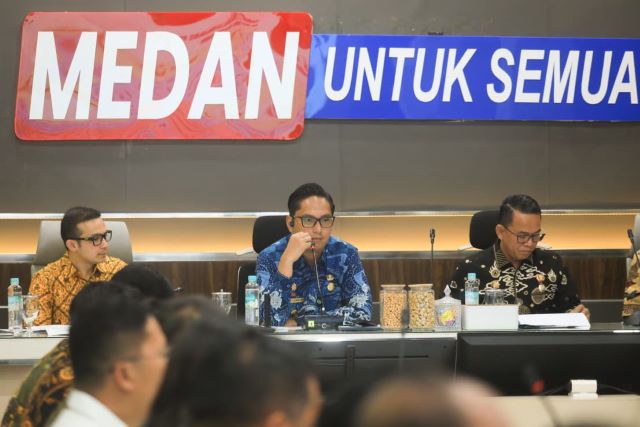 Wali Kota Medan, Rico Tri Putra Bayu Waas, pimpin rapat target PAD
