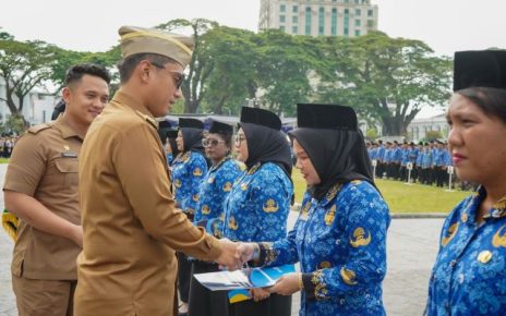 Wali Kota Medan, Rico Tri Putra Bayu Waas, serahkan SK PPPK