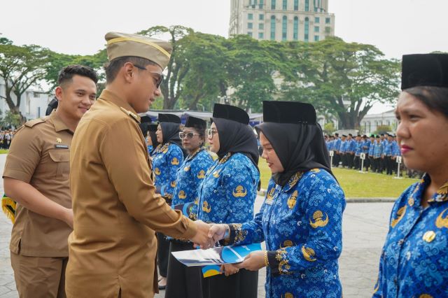 Wali Kota Medan, Rico Tri Putra Bayu Waas, serahkan SK PPPK